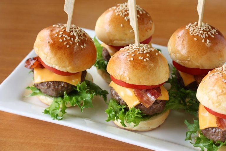 Mini Burger mit Rinderfrikadellen, Cherrytomaten und Käse