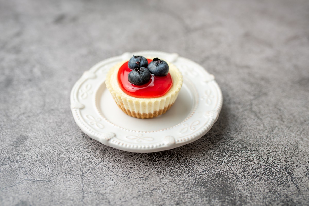 Mini Cheesecakes aus Frischkäsecreme mit Keksboden