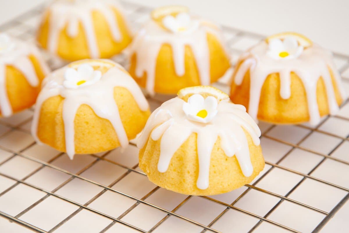 Mini Gugelhupf Zitronenkuchen mit Zuckerguss - Einfache Rührkuchen