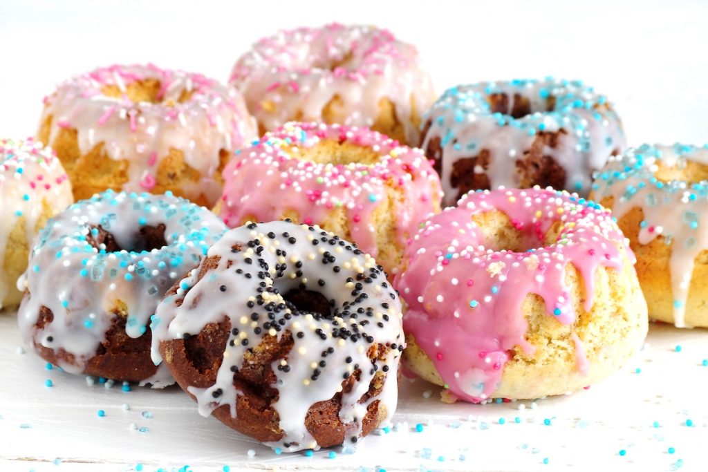 Mini Gugelhupf mit Zuckerglasur für Kinderparty