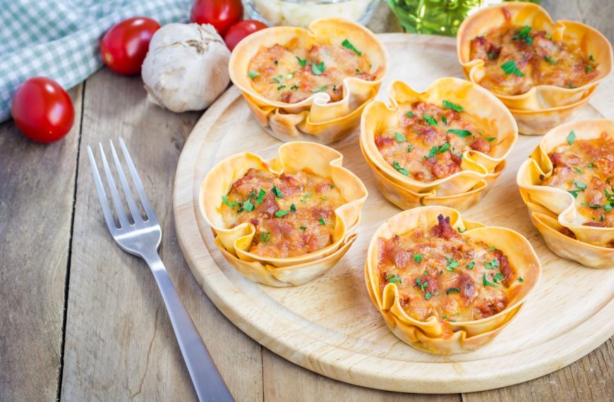 Schichtsalat mit Eiern, Hühnerleber, Gurken und Karotten
