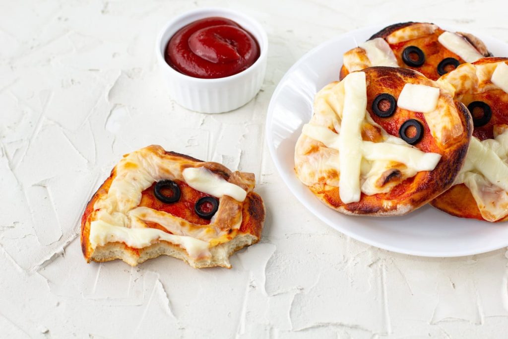 Mini Pizza Mumien mit Käse und Oliven als Halloween Idee