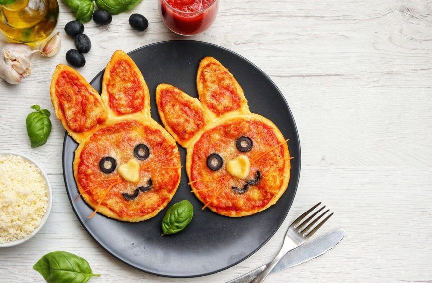 Mini Pizza Osterhase mit passierten Tomaten und Mozzarella