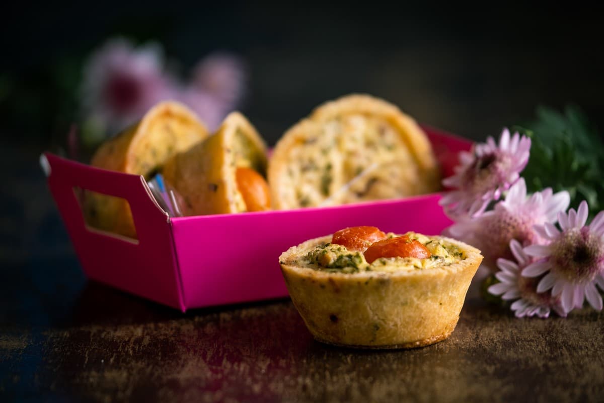 Mini Quiches mit Schinken, Tomaten und Käse