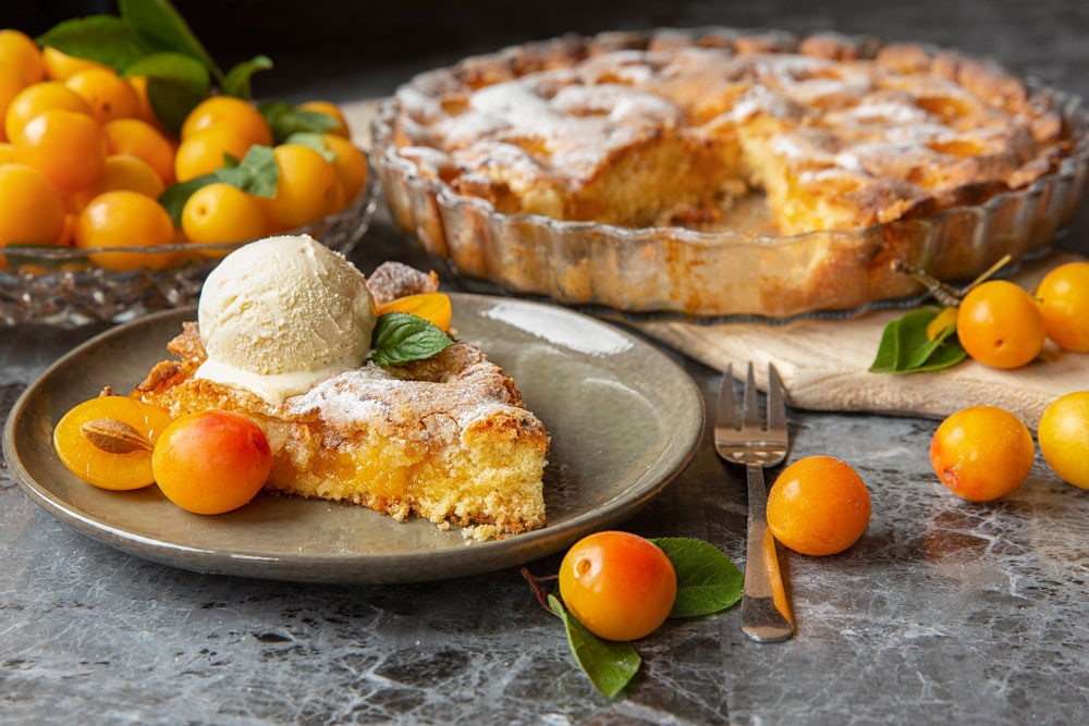 Mirabellenkuchen aus gelben Pflaumen mit Zimt