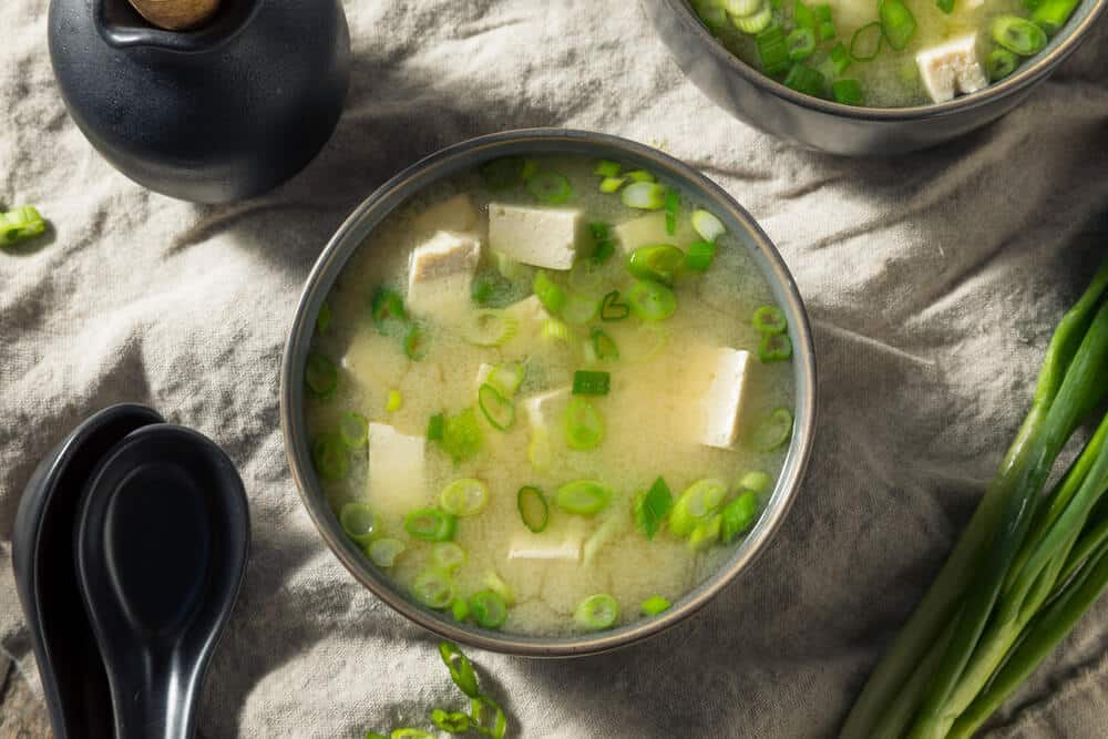Miso Suppe mit Tofu und Schnittlauch
