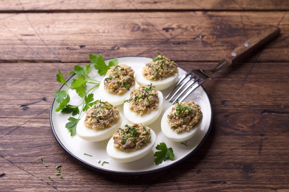 Mit Champignons und Kräutern gefüllte Eier