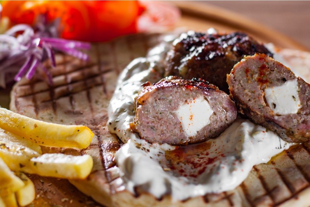 Mit Feta gefüllte Bifteki aus Hackfleisch