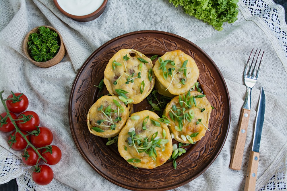 Mit Fleisch gefüllte Zucchini und Käse im Ofen