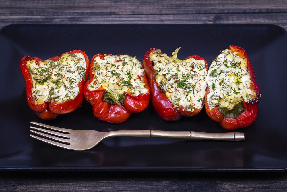 Mit Fleisch und Tomaten gefüllte Paprikaschoten