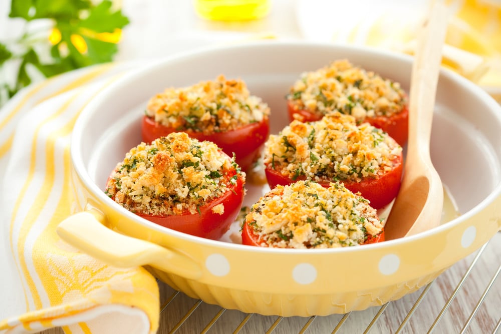 Mit Käse und Brot gefüllte Tomaten im Backofen