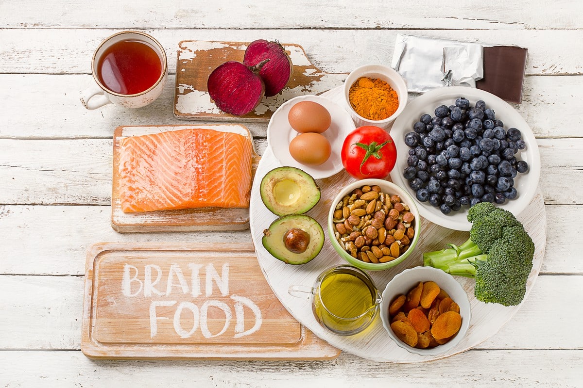 Mit Nahrungsmitteln Gehirnfunktion verbessern|Essen-als-Energiequelle|Kaffee-und-gruener-Tee-sind-gut-fuer-das-Gehirn|Fettreicher-Fisch-und-Eier-fuer-gute-Gehirnfunktion|Brokkoli-ist-hervorragend-fuer-das-Gedaechtnis|Leinsamen-verbessern-die-Konzentration|Antioxidantien-in-Blaubeeren|Antioxidantien-in-Blaubeeren