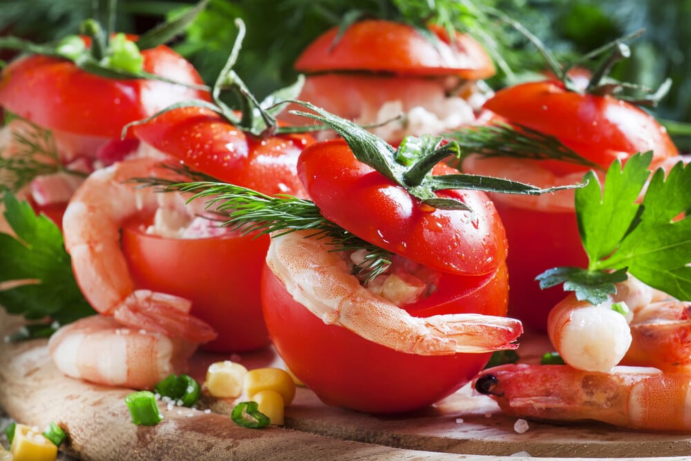 Mit Shrimps und Eiern gefüllte Tomaten