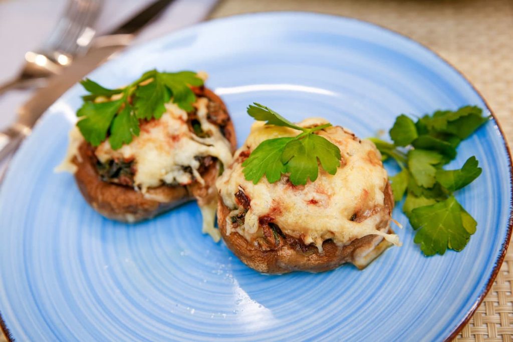 Mit Spinat gefüllte Champignons und mit Käse überbacken