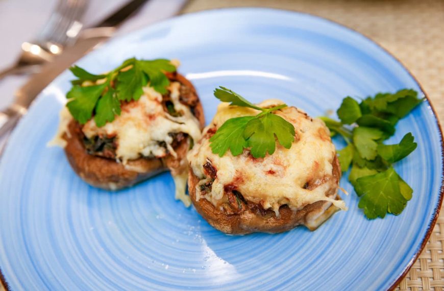 Mit Spinat gefüllte Champignons und mit Käse überbacken