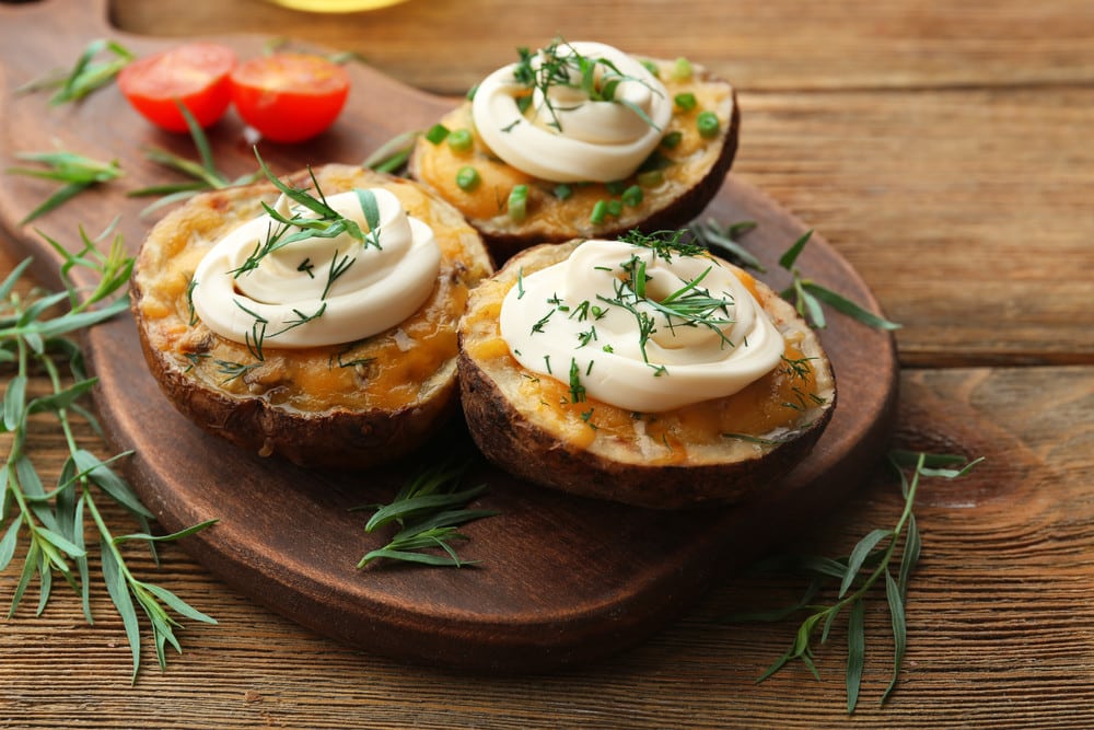 Mit Thunfisch gefüllte Kartoffeln im Backofen