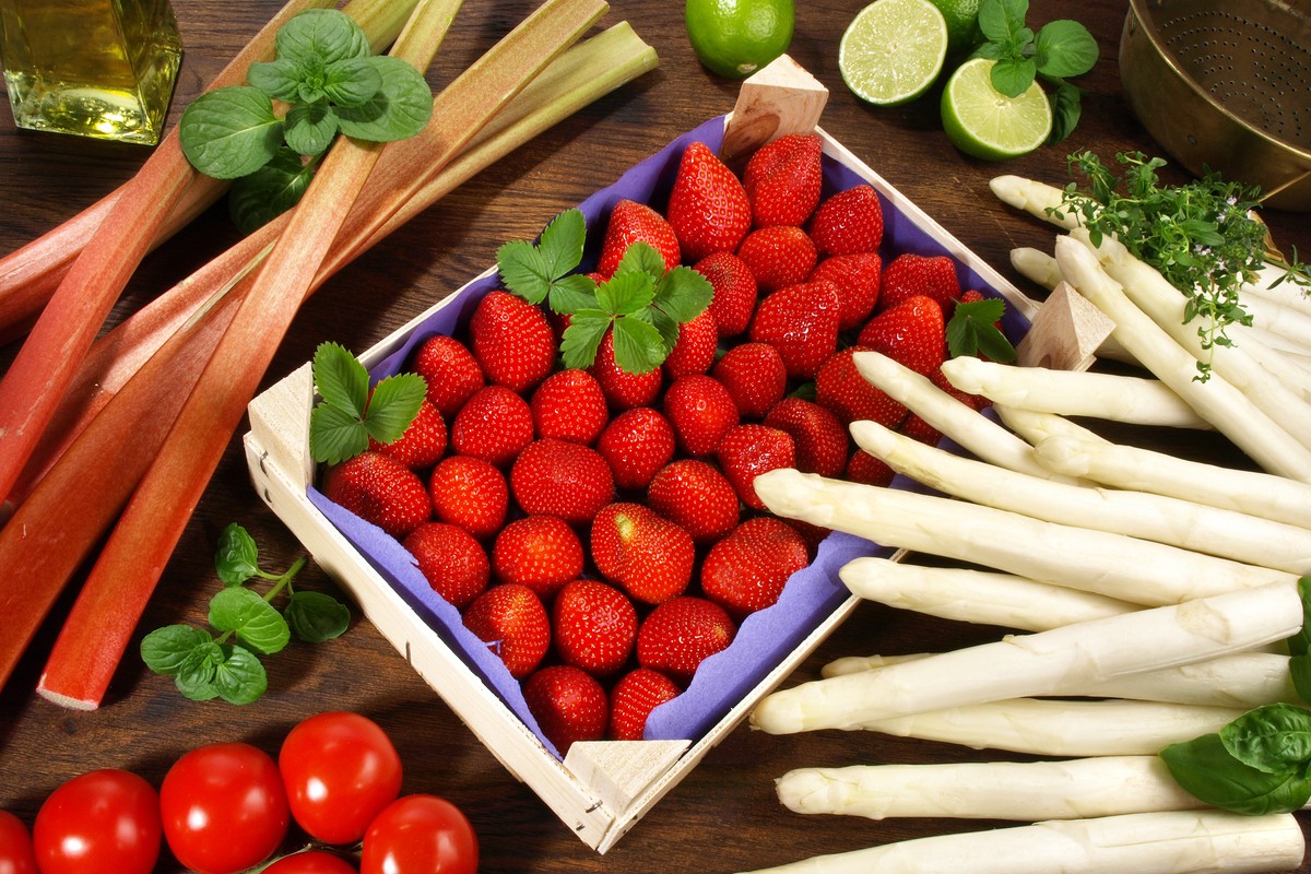 Mit welchen Lebensmitteln kocht man im Mai|Gemuese-und-Obst-im-Mai|Rhabarber-und-Erdbeeren-im-Mai|Gruene-Zwiebeln-im-Mai-essen