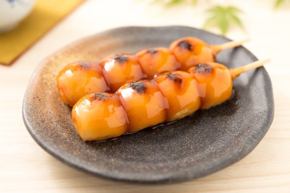 Mitarashi Dango Spieße aus Tofu mit Sojasauce