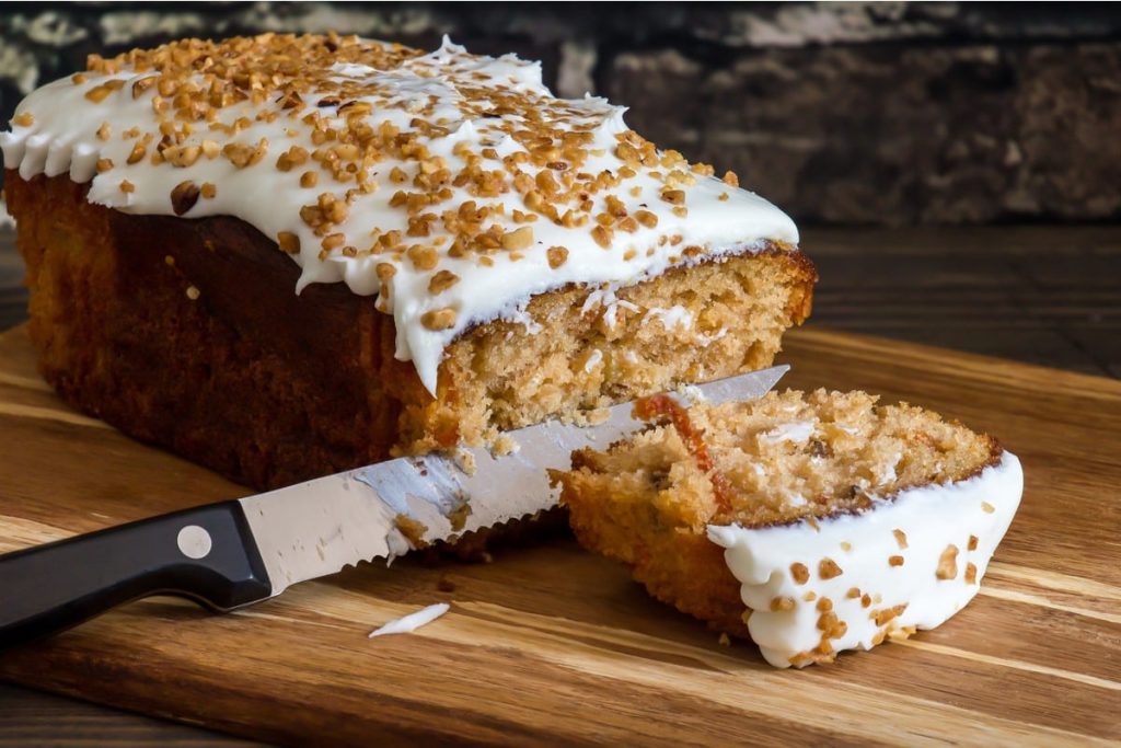 Möhrenkuchen mit gerösteten Nüssen und Frischkäsecreme