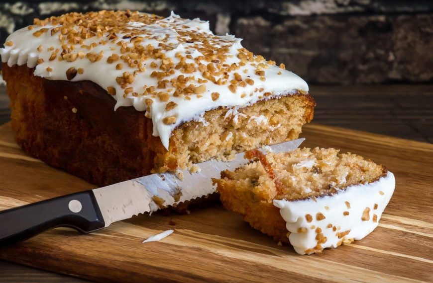 Möhrenkuchen mit gerösteten Nüssen und Frischkäsecreme