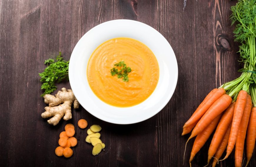 Möhrensuppe mit Sellerie, Ingwer und Honig
