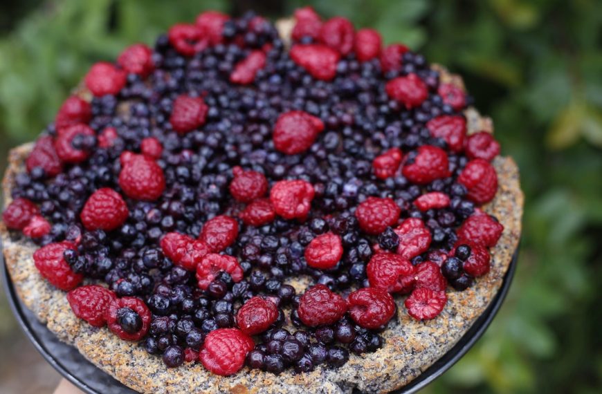 Mohnkuchen ohne Mehl mit Mandeln und Beeren