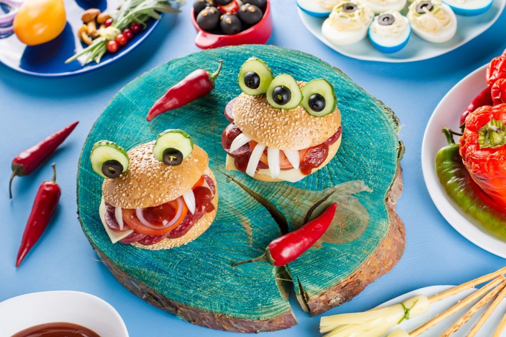 Monster Burger mit Salami und Käse für Halloween Party
