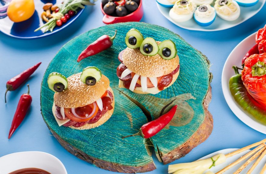 Monster Burger mit Salami und Käse für Halloween…