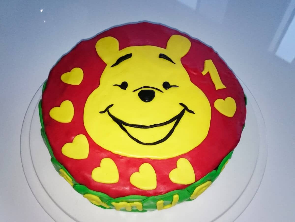 Motivtorte Winnie Pooh aus Biskuit zum Geburtstag