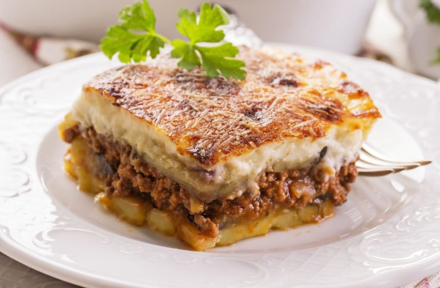 Moussaka mit Hackfleisch, Auberginen und Tomaten