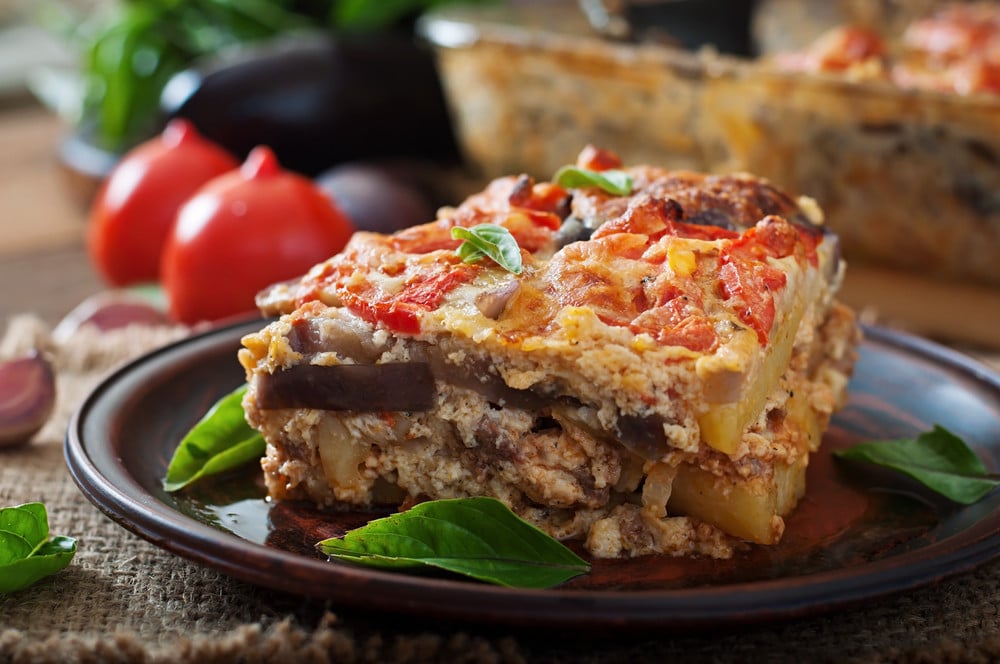 Moussaka mit Kartoffeln und Auberginen in Bechamelsauce