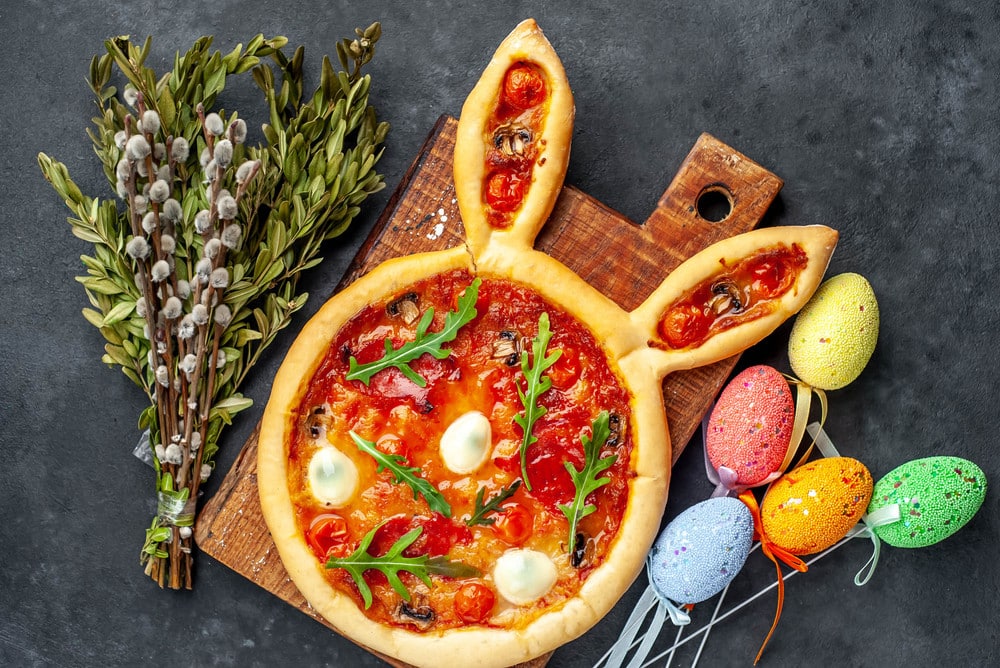 Mozzarella Pizza mit Tomaten und Champignons - Ostermenü