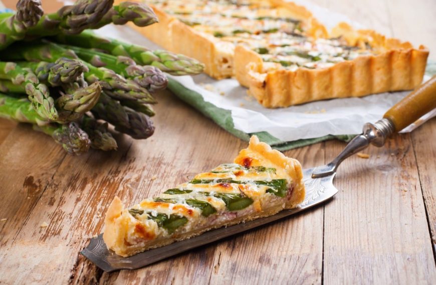 Mürbeteig Spargelquiche mit Frühlingszwiebeln, Sahne und Käse