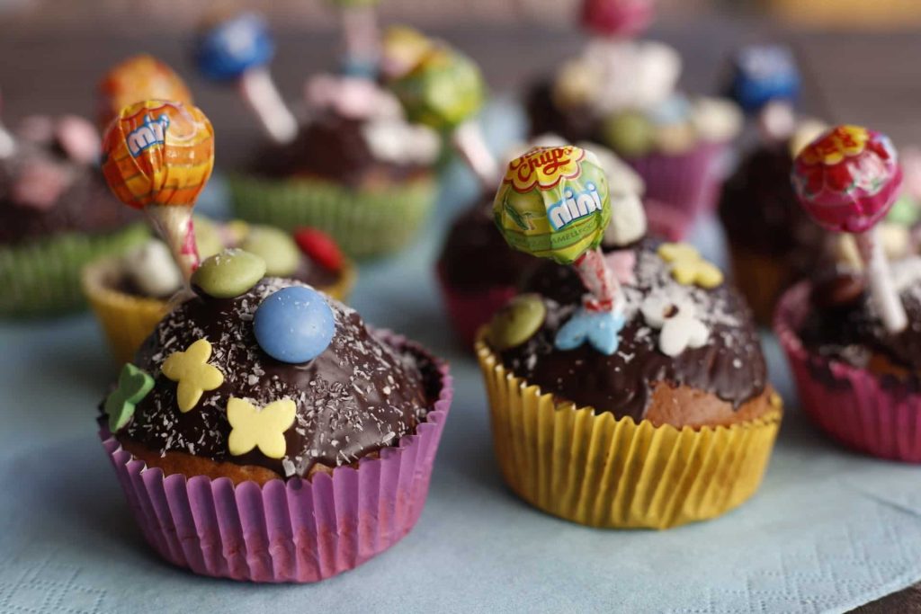 Muffins mit Schokolade und Smarties