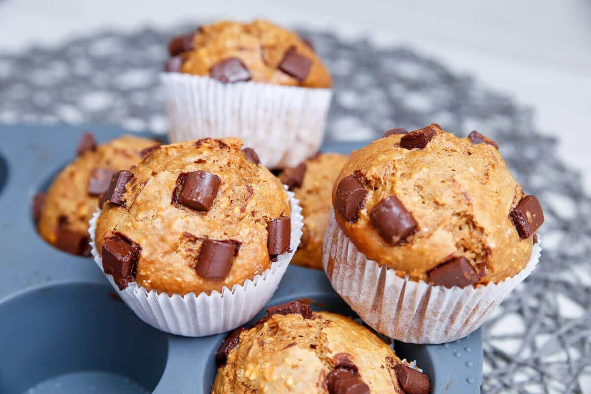 Muffins mit Schokostückchen, Buttermilch und Zuckerrübensirup