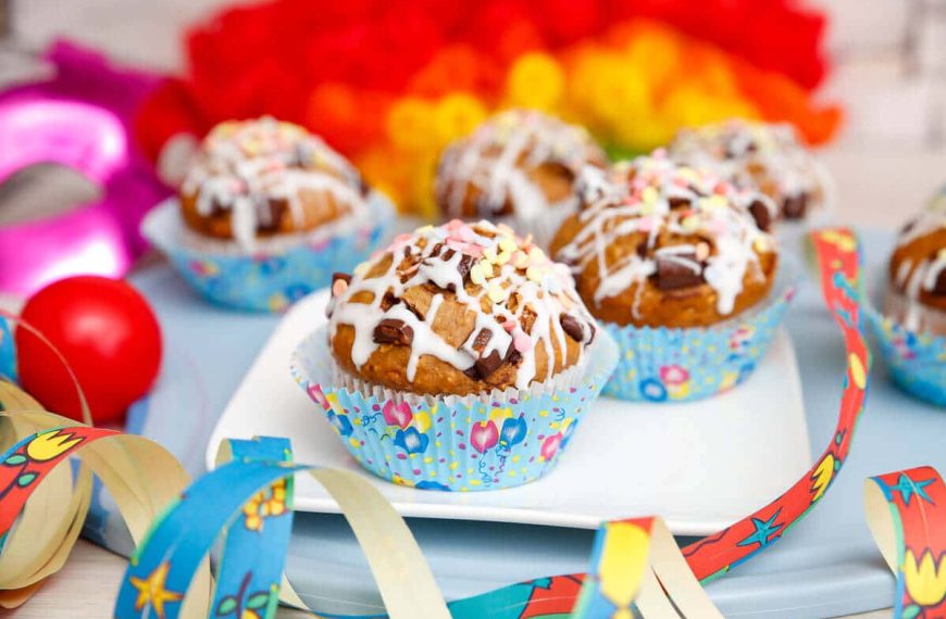 Muffins mit Schokostückchen und Streuseln für Kinderparty – Karnevalsgebäck