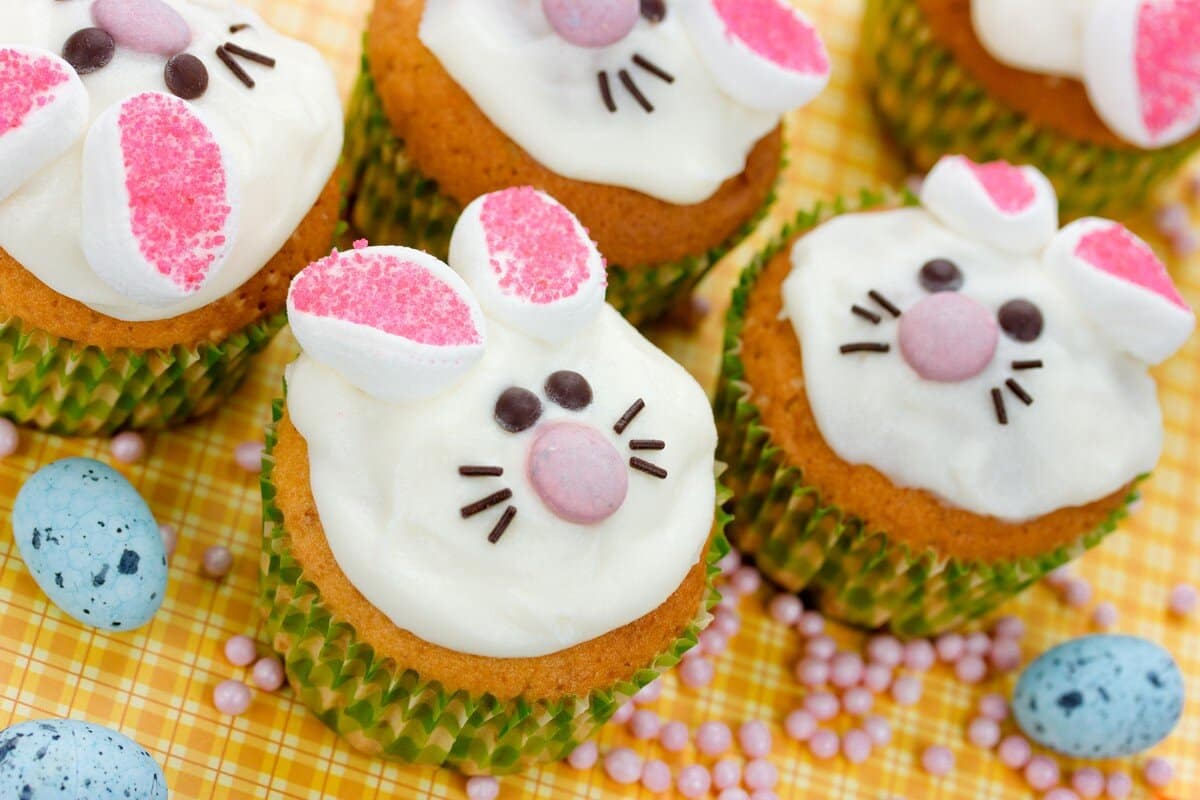 Muffins zu Ostern backen – Oster Cupcakes mit Frischkäse Frosting
