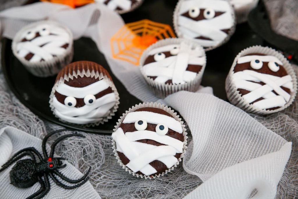 Mumien Schokomuffins mit Fondant zu Halloween