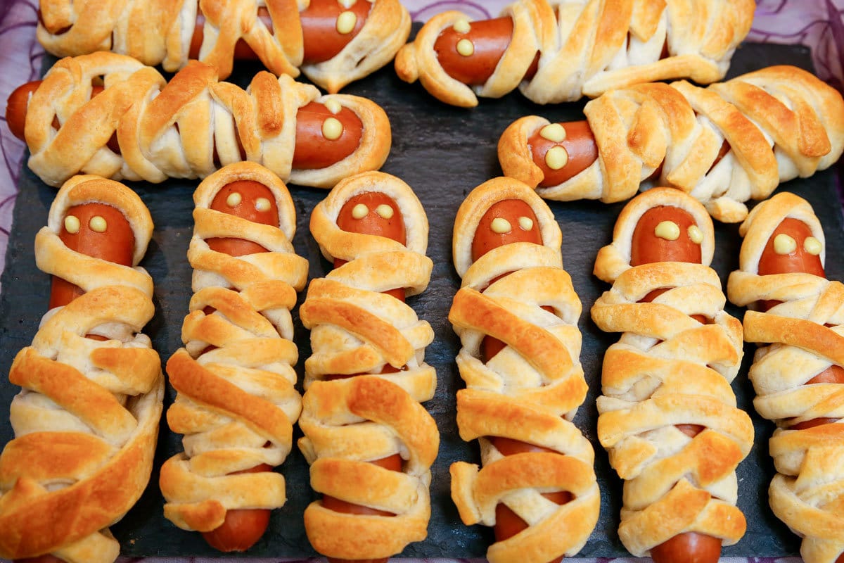 Mumien Würstchen im Croissant Teig zu Halloween