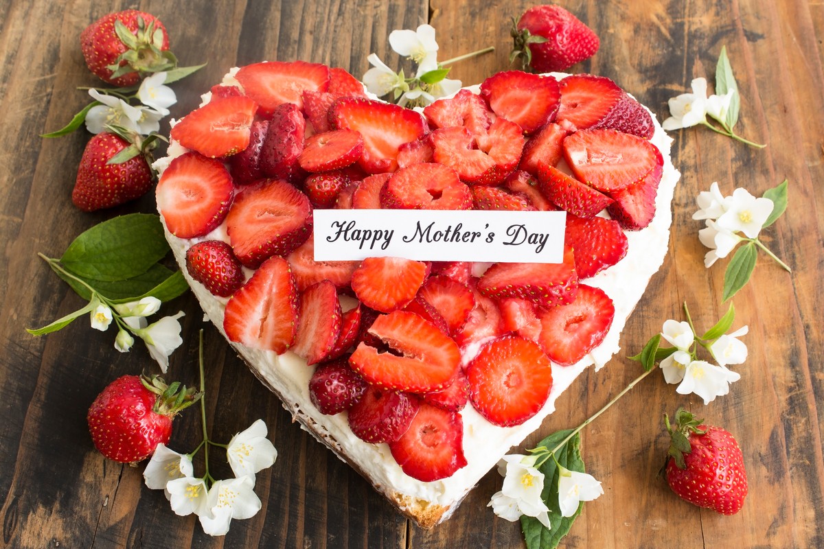 Muttertagstorte mit Erdbeeren und Sahnecreme – Herztorte zum Muttertag