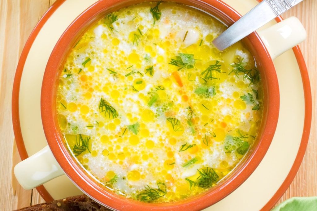 Nahrhafte Gemüsesuppe mit Reis und Fleisch