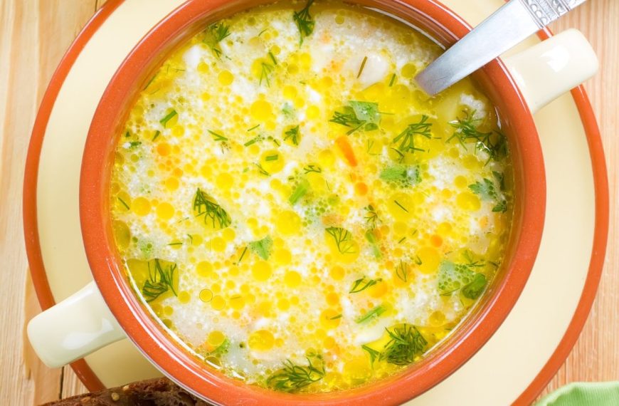 Nahrhafte Gemüsesuppe mit Reis und Fleisch