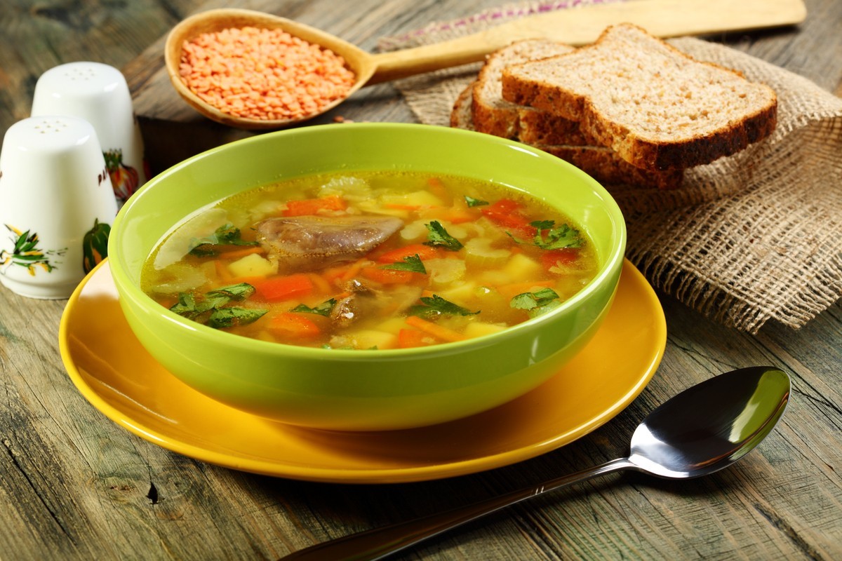 Nahrhafte Linsensuppe mit Leber