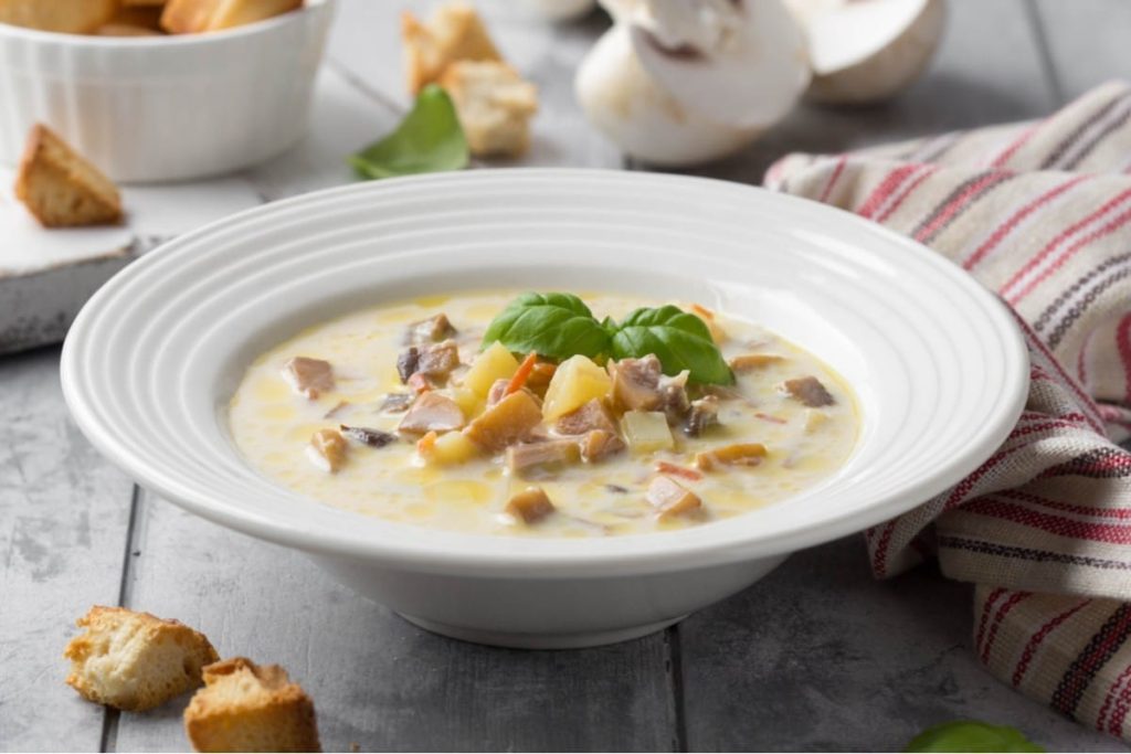 Nahrhafte Pilzsuppe mit Buchweizen