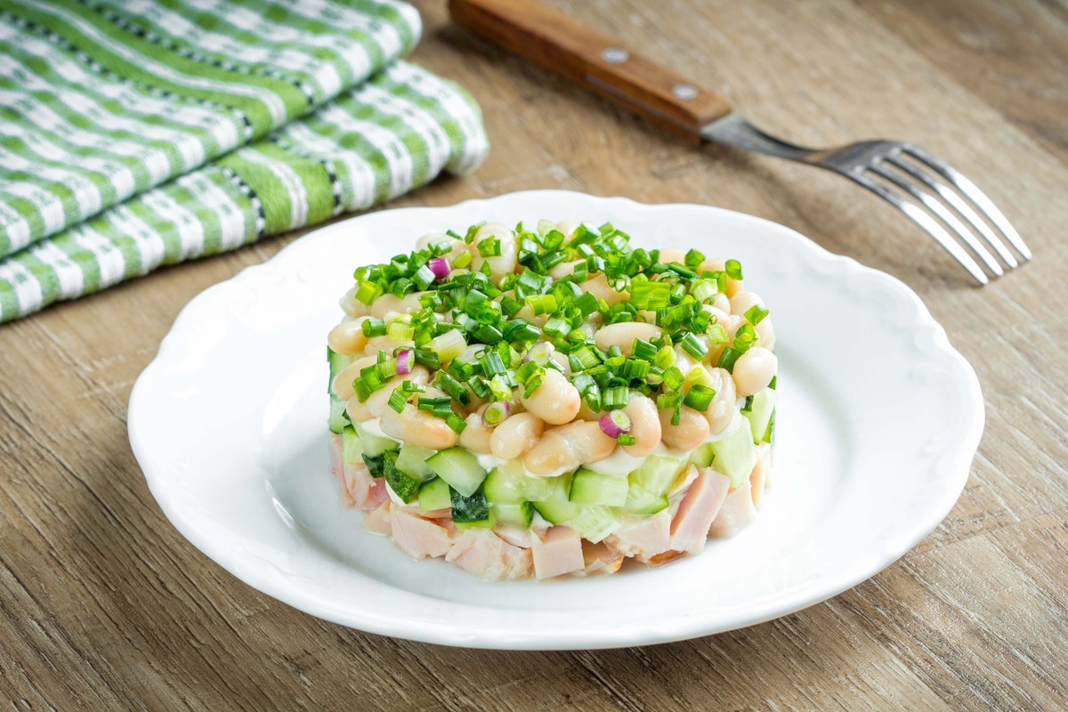 Nahrhafter Wurstsalat mit Bohnen