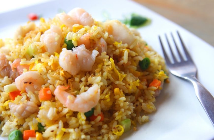 Nasi Goreng mit Garnelen, Eiern und Erbsen