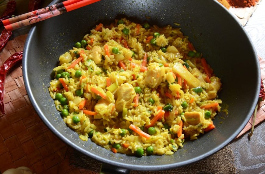 Nasi Goreng mit Hähnchenfleisch, Möhren und Erbsen