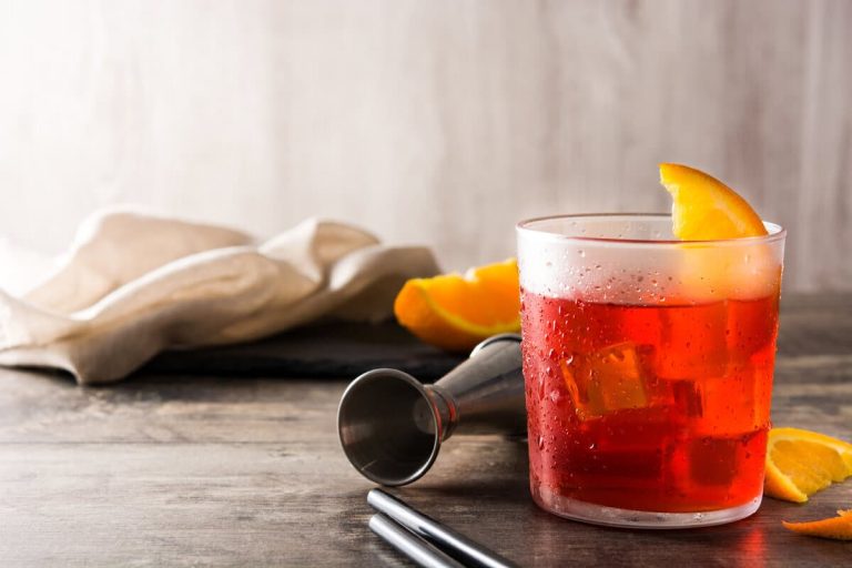 Negroni Cocktail mit Rum, Wermut und Campari