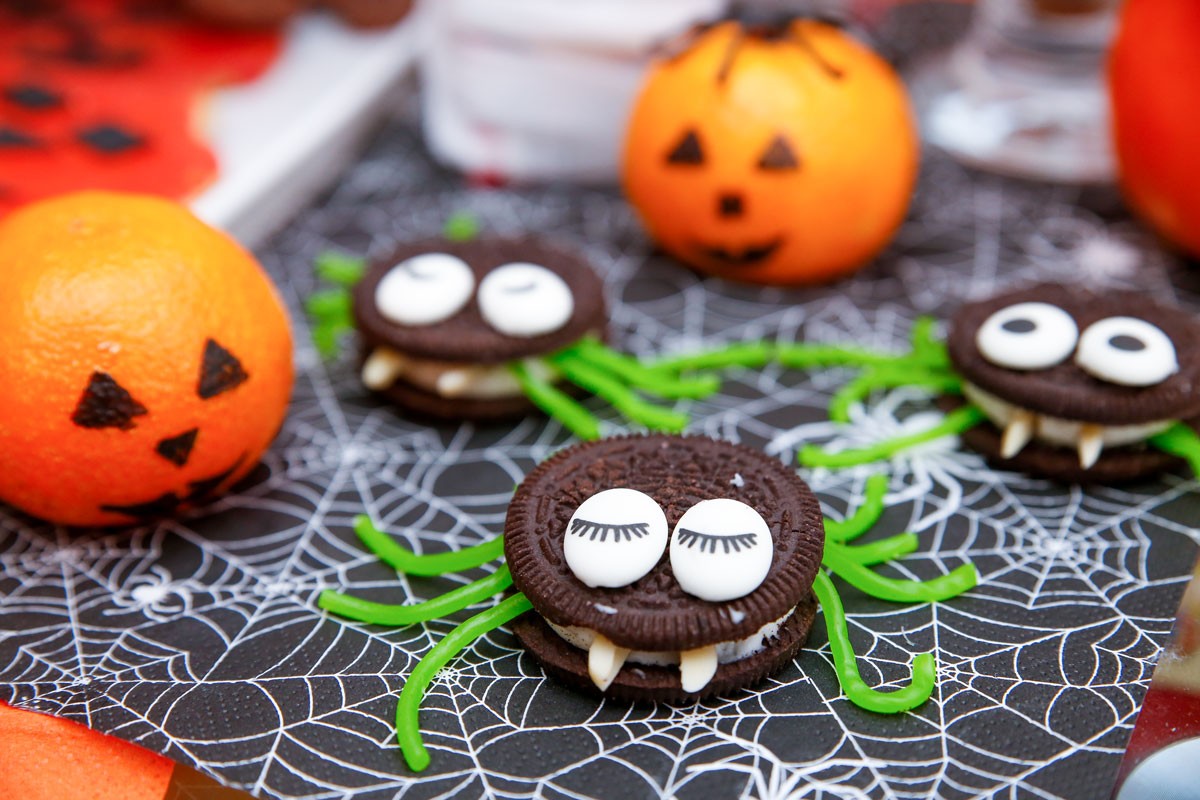 Niedliche Halloween Spinnen Kekse aus Oreos mit grünen Beinen