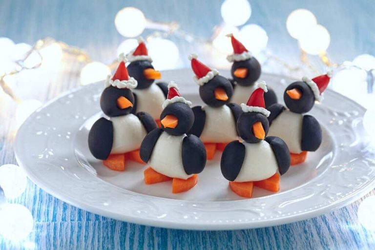 Niedliche Pinguine Snacks aus Oliven, Mozzarella und Gemüse